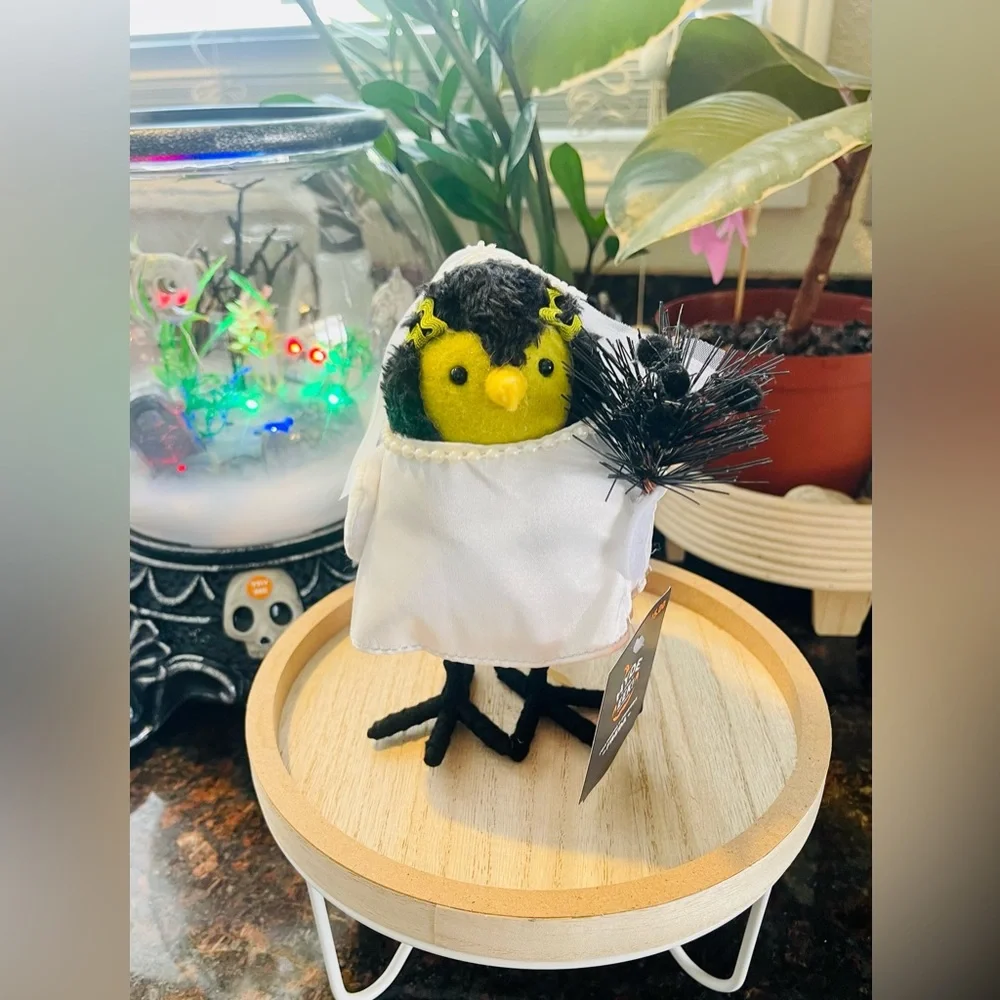 Target Halloween Bird Hyde & Eek “Freda” Featherly Friend Bride of Frankenstein